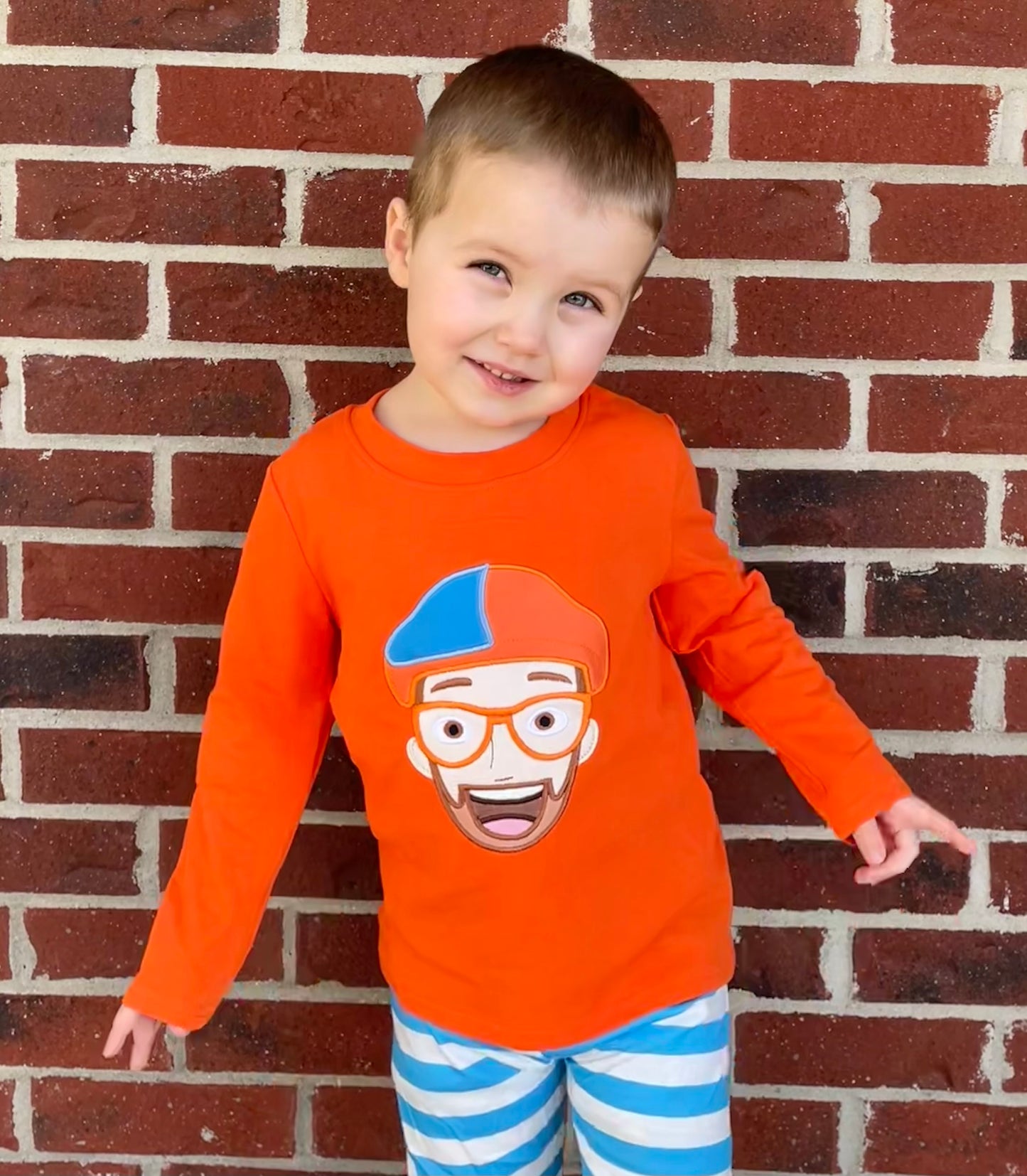 2T  ʀᴇᴀᴅʏ ᴛᴏ ꜱʜɪᴘ! Embroidered Orange Glasses Guy Tee