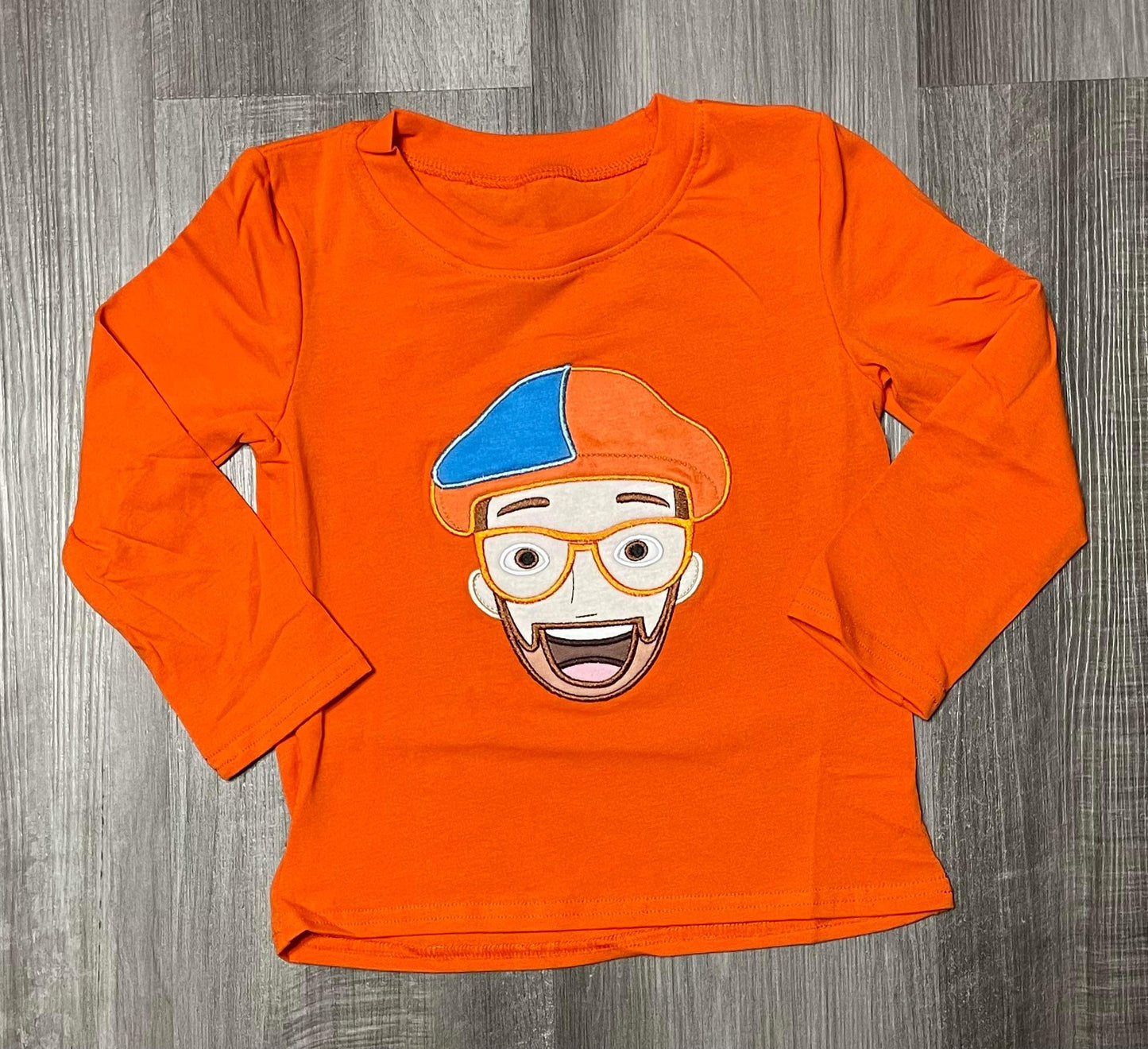 2T  ʀᴇᴀᴅʏ ᴛᴏ ꜱʜɪᴘ! Embroidered Orange Glasses Guy Tee