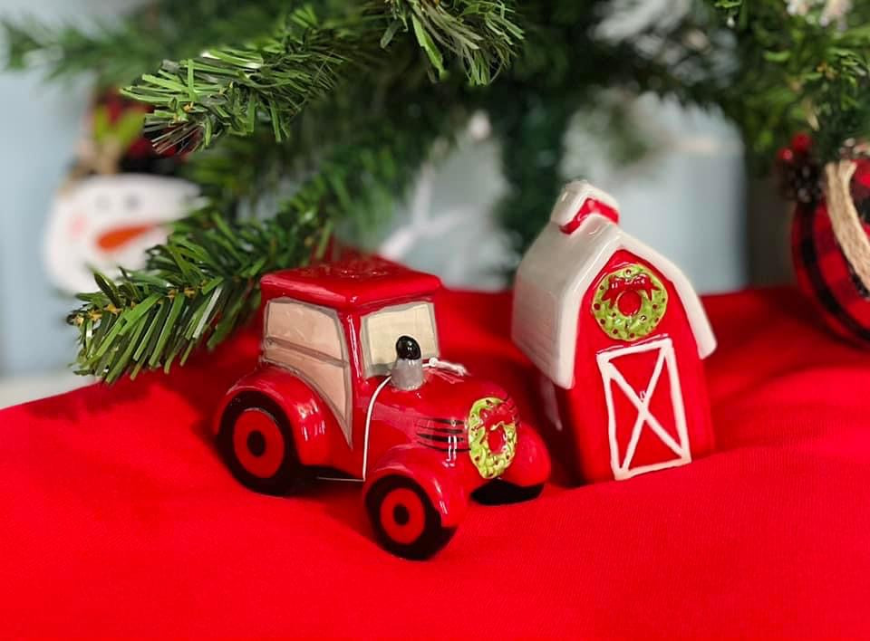 Christmas Farmhouse Salt and Pepper Shakers ʀᴇᴀᴅʏ ᴛᴏ ꜱʜɪᴘ!