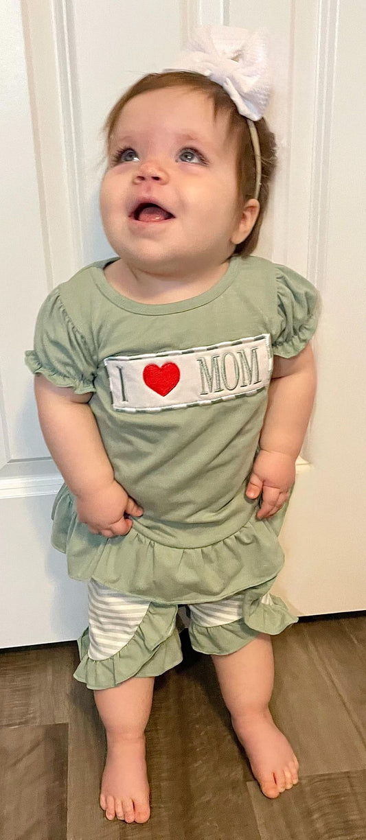 ᴡᴇᴇᴋʟʏ ᴘʀᴇ ᴏʀᴅᴇʀ Embroidered I <3 Mom Ruffle Shorts Set